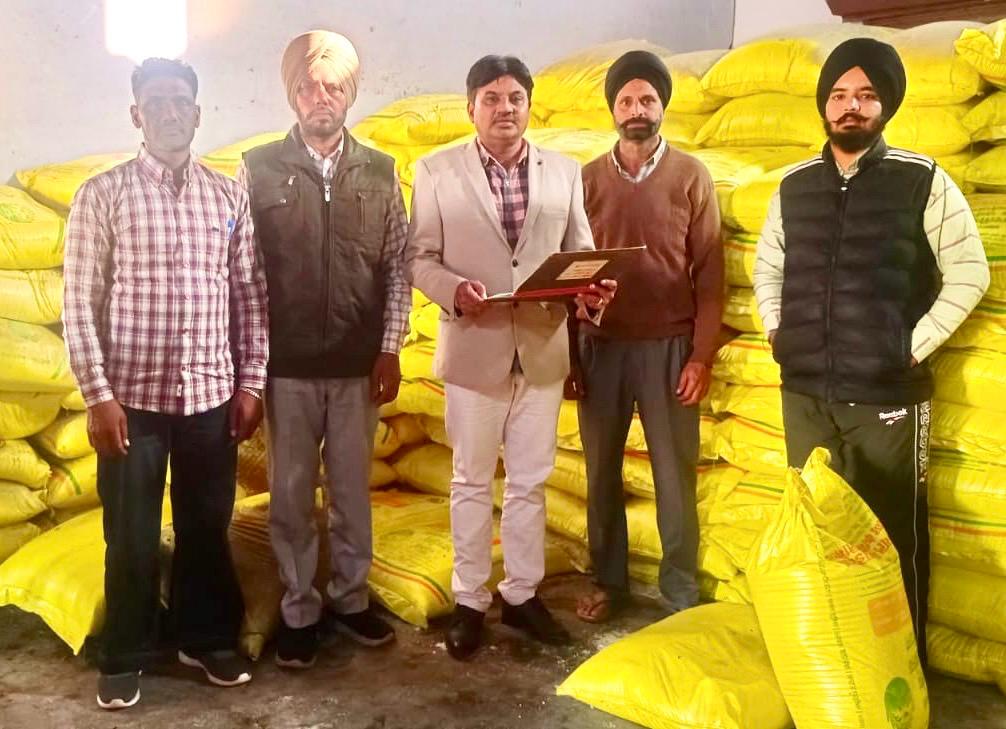 जिले में 850 मीट्रिक टन डीएपी खाद आने से डीएपी की मांग रुक गई है